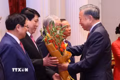 Tổng Bí thư, Chủ tịch nước Tô Lâm trao tặng Huân chương Hồ Chí Minh và tặng hoa chúc mừng nguyên Ủy viên Bộ Chính trị, nguyên Chủ tịch nước Lương Cường. (Ảnh: Văn Điệp/TTXVN)