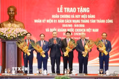 Tổng Bí thư, Chủ tịch nước Tô Lâm trao tặng Huân chương Hồ Chí Minh cho các đồng chí nguyên lãnh đạo Đảng, Nhà nước. (Ảnh: Thống Nhất/TTXVN)