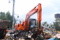 Hơn 14.000 tấn chất thải rắn sinh hoạt phát sinh mỗi ngày đang tạo áp lực lớn lên hệ thống thu gom, xử lý rác của Thành phố Hồ Chí Minh. (Ảnh minh họa: TTXVN)