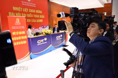 Phóng viên TTXVN tác nghiệp tại Đại hội XIV của Đảng. (Nguồn: TTXVN)