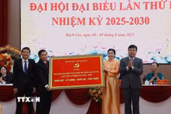 Bí thư Tỉnh ủy An Giang Nguyễn Tiến Hải (bên phải) tặng bức trướng chúc mừng đại hội. (Ảnh: Lê Huy Hải/TTXVN)