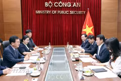 Đại tướng Lương Tam Quang, Bộ trưởng Bộ Công an Việt Nam tiếp Chủ nhiệm Ủy ban Hành chính công và An toàn của Quốc hội Hàn Quốc Shin Jung Hoon. (Ảnh: Phạm Kiên/TTXVN)