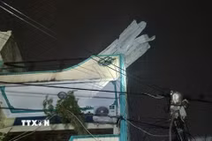 Nhà của người dân Quy Nhơn bị tốc mái do gió giật kinh hoàng sau khi bão đổ bộ. (Ảnh: Sỹ Thắng/TTXVN)