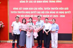 Đại diện Ban Thường vụ Đảng ủy, Ban Tuyên giáo và Dân vận, Đoàn Thanh niên Thông tấn xã Việt Nam tặng hoa chúc mừng báo cáo viên. (Ảnh: Minh Đức/TTXVN)