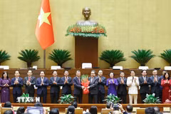 Chủ tịch Quốc hội Trần Thanh Mẫn tặng hoa chúc mừng Thủ tướng, Phó Thủ tướng Chính phủ, Bộ trưởng và thành viên khác của Chính phủ nhiệm kỳ 2026-2031. (Ảnh: Doãn Tấn/TTXVN)