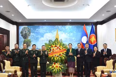 Đoàn đại biểu Bộ Quốc phòng Việt Nam chúc mừng nhân dịp kỷ niệm 70 năm Ngày thành lập Đảng Nhân dân Cách mạng Lào. (Nguồn: Quân đội Nhân dân)