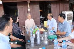 Đoàn đại biểu Quốc hội thành phố Hải Phòng thăm, tặng quà người có công với cách mạng. (Ảnh: Mạnh Minh/TTXVN)