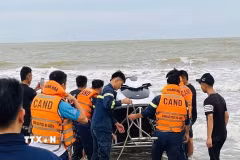 Đội cứu hộ và người dân địa phương đã tổ chức ứng cứu và cứu được em N.D.T vào bờ an toàn trong chiều 21/8. (Ảnh: TTXVN phát)