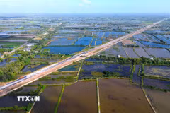 Tuyến cao tốc Cần Thơ-Cà Mau. (Ảnh: Huỳnh Anh/TTXVN)