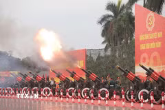Nghi lễ bắn 21 loạt đại bác trên nền Quốc thiều nước Cộng hòa Xã hội Chủ nghĩa Việt Nam từ Sân vận động quốc gia Mỹ Đình. (Ảnh: Trần Thanh Giang/TTXVN)