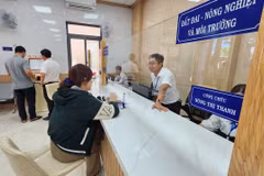 Người dân Đồng Xoài đến giải quyết hồ sơ, thủ tục hành chính ngay từ sáng sớm 16/6. (Ảnh: Đậu Tất Thành/TTXVN)