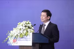 Ông Nguyễn Duy Hưng, Phó Trưởng Ban Chính sách, chiến lược Trung ương, phát biểu dẫn đề tại Diễn đàn biển Việt Nam 2026. (Ảnh: TTXVN phát)