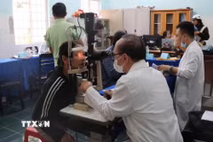 Ngành y tế Đắk Lắk triển khai khám sức khỏe định kỳ cho người dân tại cơ sở. (Ảnh: TTXVN phát)