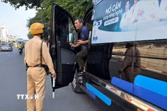 Lực lượng chức năng kiểm tra xe hợp đồng dừng bên đường trên tuyến Lê Duẩn-Giải Phóng, Hà Nội, sáng 21/9. (Ảnh: Trung Nguyên/TTXVN)