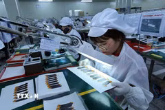 Dây chuyền kiểm tra bảng mạch điện tử tại một doanh nghiệp của Hàn Quốc tại khu công nghiệp Yên Phong (Bắc Ninh). (Ảnh: Danh Lam/TTXVN)