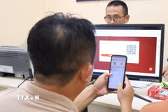 Người dân thực hiện thủ tục hành chính tại Nhà văn hóa số tổ dân phố Cự Lại, phường Thuận An, thành phố Huế. (Ảnh: Văn Dũng/TTXVN)