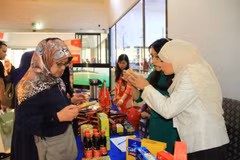 Người tiêu dùng Algeria tìm hiểu thông tin về sản phẩm Việt tại sự kiện. (Ảnh: Trung Khánh/TTXVN)