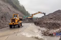 Quảng Ngãi: Đèo Lò Xo tiếp tục sạt lở nhiều đoạn, nguy cơ chia cắt