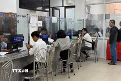 Giải quyết hồ sơ, thủ tục hành chính phục vụ nhân dân tại Thành phố Hồ Chí Minh. (Ảnh: Hữu Duyên/TTXVN)