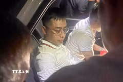 Đối tượng truy nã Bùi Đình Khánh bị lực lượng chức năng bắt giữ vào tối 18/4. (Ảnh: TTXVN phát)