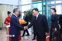 Chủ nhiệm Văn phòng Chủ tịch nước Lê Khánh Hải đón Nhà vua Vương quốc Thái Lan Maha Vajiralongkorn Phra Vajiraklaochaoyuhua và Hoàng hậu tại sân bay quốc tế Nội Bài, Hà Nội. (Ảnh: Văn Điệp/TTXVN)
