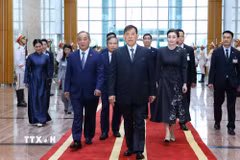 Nhà vua Thái Lan Maha Vajiralongkorn Phra Vajiraklaochaoyuhua và Hoàng hậu đến Hà Nội, bắt đầu thăm cấp Nhà nước tới Việt Nam. (Ảnh: Văn Điệp/TTXVN)