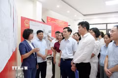Ban Thường trực Ủy ban Mặt trận Tổ quốc Việt Nam thành phố Hà Nội giám sát việc trưng bày, công khai thông tin và tổ chức thực hiện lấy ý kiến cộng đồng dân cư về quy hoạch sông Hồng tại phường Phú Thượng. (Ảnh: Hùng Mạnh/TTXVN)