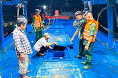 Lực lượng chức năng kiểm tra, phát hiện một tàu cá vận chuyển dầu trái phép trên biển. (Ảnh minh họa. Nguồn: TTXVN)