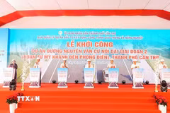 Các đại biểu thực hiện nghi thức khởi công dự án đường Nguyễn Văn Cừ nối dài (giai đoạn 2). (Ảnh: Thanh Liêm/TTXVN)