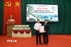 Trao giấy chứng nhận chỉ dẫn địa lý. (Ảnh: Vũ Hoàng Giang/TTXVN)