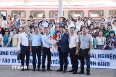 Nghi thức đón chuyến tàu tại Ga Ninh Bình diễn ra long trọng. (Ảnh: Đức Phương/TTXVN)