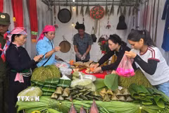Một gian hàng trưng bày sản phẩm cốm Hợp Thành. (Ảnh: Hương Thu/TTXVN)