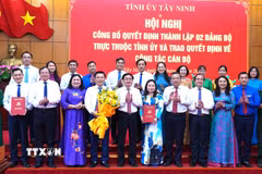 Ủy viên Trung ương Đảng, Bí thư Tỉnh ủy Tây Ninh Nguyễn Văn Quyết và Ủy viên Trung ương Đảng, Phó Bí thư thường trực Tỉnh ủy Tây Ninh Hồ Thị Hoàng Yến trao Quyết định và tặng hoa chúc mừng Đảng bộ Mặt trận Tổ quốc, các đoàn thể tỉnh. (Ảnh: Thanh Bình/TTXVN)