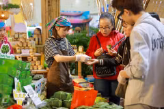 Hội chợ mùa Thu 2025 thu hút đông đảo người dân và du khách mua sắm và tham quan. (Ảnh: Khánh Hòa/TTXVN)