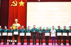 Trao Giấy khen cho các tập thể, cá nhân có thành tích xuất sắc trong thực hiện nhiệm vụ tìm kiếm, quy tập và xác định danh tính hài cốt liệt sỹ. (Ảnh: Nguyễn Oanh/TTXVN)
