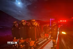 Lực lượng cứu hộ được triển khai đến khu vực bị ảnh hưởng bởi động đất tại thành phố Na Khúc, Khu tự trị Tây Tạng, Trung Quốc, ngày 23/10/2026. (Ảnh: THX/TTXVN phát)