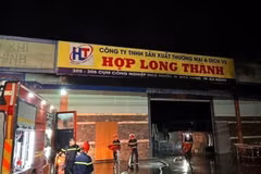 Lực lượng chức năng triển khai chữa cháy tại hiện trường. (Ảnh: TTXVN phát)