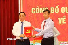 Ông Nguyễn Thành Tâm, Ủy viên Trung ương Đảng, Phó Trưởng Ban Tổ chức Trung ương trao Quyết định của Ban Bí thư điều động, chỉ định ông Nguyễn Văn Út giữ chức Phó Bí thư Tỉnh ủy Đồng Nai. (Ảnh: Sỹ Tuyên/TTXVN)