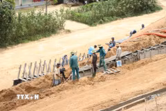 Các công nhân thi công dự án Trường Phổ thông nội trú liên cấp Tiểu học và Trung học cơ sở xã La Êê (thành phố Đà Nẵng). (Ảnh: Khoa Chương/TTXVN)