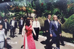 Thượng tá Nguyễn Hữu Liệu (áo sơmi trắng) bảo vệ Tổng thống Mỹ George W. Bush khi thăm Viện Pasteur Thành phố Hồ Chí Minh. (Ảnh: TTXVN phát)