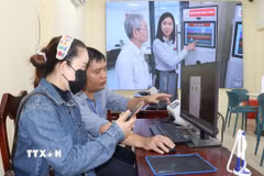 Hướng dẫn thủ tục hành chính cho người dân tại Trung tâm Phục vụ hành chính công xã Hiệp Phước (Thành phố Hồ Chí Minh). (Ảnh: Tiến Lực/TTXVN)