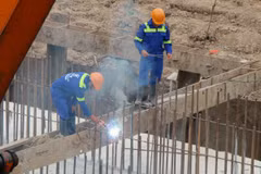 Thi công cao tốc trục ngang đoạn qua huyện Phụng Hiệp. (Ảnh: Nguyễn Hằng/TTXVN)