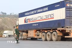 Lực lượng bộ đội biên phòng Cửa khẩu Quốc tế Hữu Nghị (Lạng Sơn) kiểm soát điều tiết phương tiện xuất nhập khẩu. (Ảnh: Quang Duy/TTXVN)