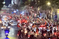 Cơn mưa xuyên suốt cả ngày không ngăn được niềm vui của người hâm mộ Thủ đô. (Ảnh: Minh Quyết/TTXVN)