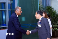 Phó Chủ nhiệm Thường trực Ủy ban Quốc phòng, An ninh và Đối Ngoại Quốc hội Vũ Hải Hà đón Chủ tịch Quốc hội nước Cộng hòa Côte d’Ivoire Patrick Achi tại Sân bay quốc tế Nội Bài. (Ảnh: Tuấn Anh/TTXVN)