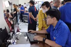 Tình nguyện viên tận tình hướng dẫn người dân nộp hồ sơ trực truyến tại Trung tâm phục vụ hành chính công phường Bà Rịa, Thành phố Hồ Chí Minh). (Ảnh: Huỳnh Sơn/TTXVN)