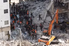 Cảnh đổ nát sau cuộc tấn công tên lửa của Iran tại Bat Yam, Israel. (Ảnh: THX/TTXVN)
