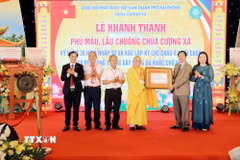 Trao bằng công nhận kỷ lục châu Á cho chùa Cương Xá là "ngôi chùa có hệ thống tường đá khắc chữ Vạn nhiều nhất châu Á." (Ảnh: Mạnh Tú/TTXVN)