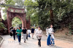 Đoàn doanh nghiệp lữ hành quốc tế tham quan Khu Du lịch Đền Hùng ở Phú Thọ. (Ảnh: Hoàng Hùng/TTXVN)