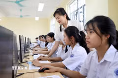 Lớp học được trang bị máy tính, màn hình tivi lớn tại Trường Phổ thông Dân tộc nội trú thành phố Bắc Ninh. (Ảnh: Danh Lam/TTXVN)